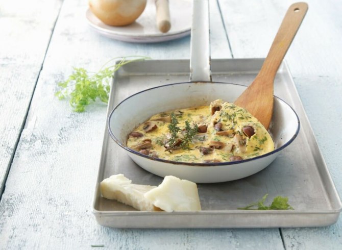 frittata  di funghi al timo con parmigiano in padella